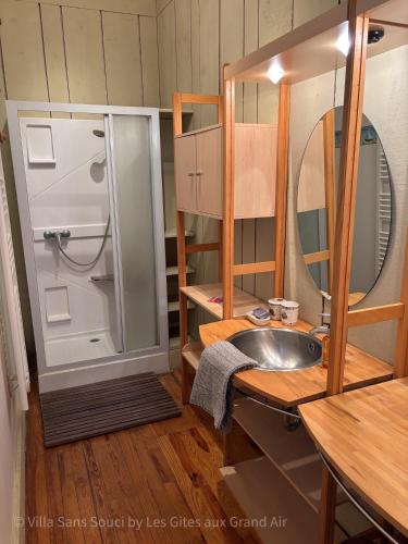 une salle de bain avec un lavabo et une douche avec un miroir dans l'établissement Villa Sans Souci - Beach 20m away, à Mers-les-Bains