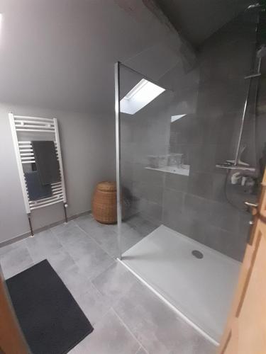 une salle de bain avec douche et lavabo dans l'établissement Maison bourguignonne, à Lugny