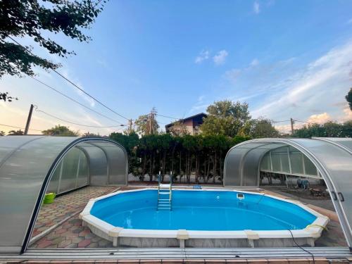 Villa in Vienna in perfect Situaton near VIC and Donau Park with Pool and private Garden sleeps 4 with 2 bedrooms, kitchen and livingroom and bath and private parking