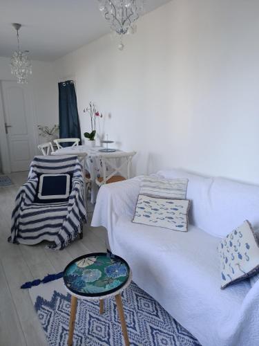 un salon avec un canapé et une table dans l'établissement Vue Mer Côte de Granit Rose en Bretagne, à Trébeurden