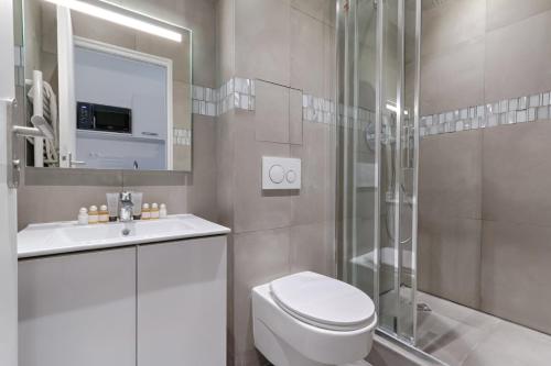 une salle de bain avec toilettes, douche et lavabo dans l'établissement TBS 314 - Bright studio near Marais district, à Paris