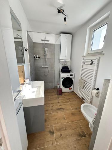 Villa in Vienna in perfect Situaton near VIC and Donau Park with Pool and private Garden sleeps 4 with 2 bedrooms, kitchen and livingroom and bath and private parking