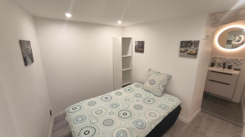 una piccola camera con letto e cuscino di Ste Cosy a Istres