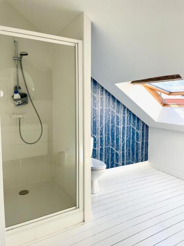 une salle de bain avec douche et toilettes dans l'établissement Le Taleva à La Baule, à La Baule