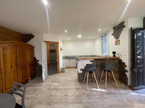 - une cuisine avec 2 chaises et un comptoir dans une pièce dans l'établissement Studio montagnard, à Belvédère