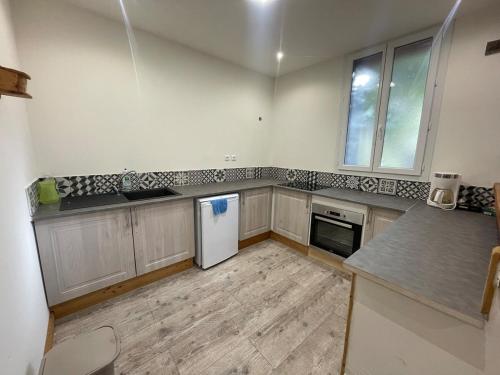 une cuisine avec un réfrigérateur blanc et un comptoir dans l'établissement Studio montagnard, à Belvédère