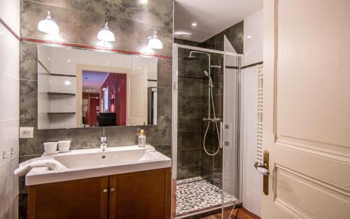 une salle de bain avec un lavabo et une douche dans l'établissement L'échappée verte pour six personnes avec terrasse, place de parking, à Millau