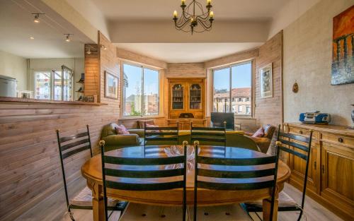 une salle à manger avec une table et des chaises dans l'établissement L'échappée verte pour six personnes avec terrasse, place de parking, à Millau