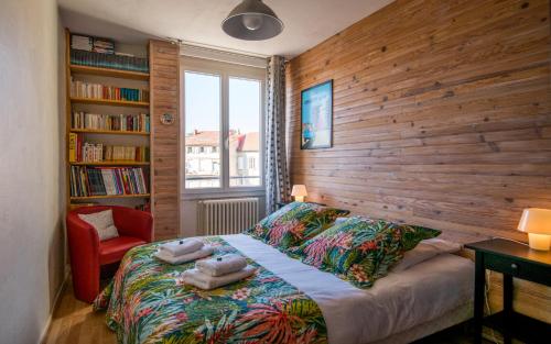 - une chambre avec un lit et un mur en bois dans l'établissement L'échappée verte pour six personnes avec terrasse, place de parking, à Millau