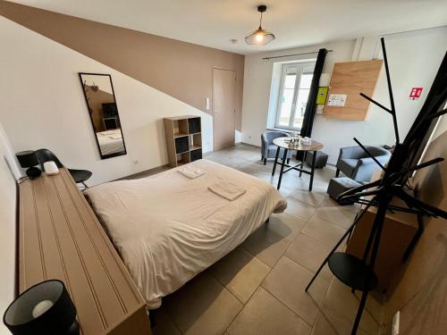 Photo de la galerie de l'établissement Chez Marcel - Chambre avec salle de bain privée, à Lussac-les-Châteaux