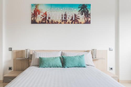 Una cama o camas en una habitación de Home2Book Urban Retreat & Shared Pool Las Palmas