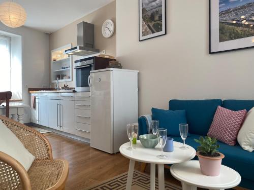 - un salon avec un canapé et une table avec des verres à vin dans l'établissement Villa Patton, à Granville