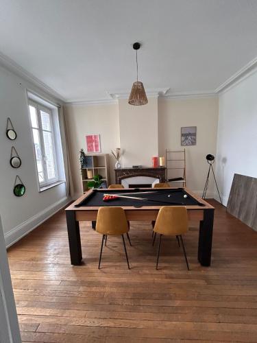 - un salon avec une table de ping-pong et 2 chaises dans l'établissement Bel appartement centre gare, à Nancy