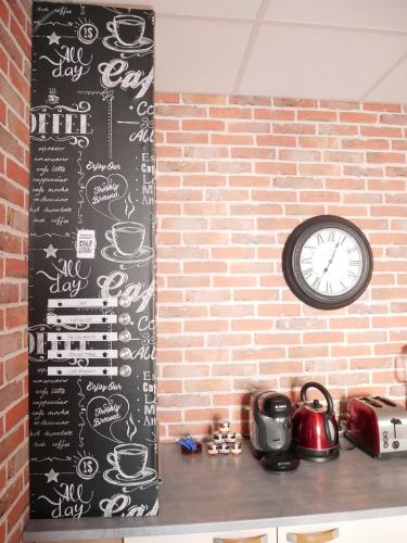 Kuchyň nebo kuchyňský kout v ubytování HOTEL DU BERRY - Loveroom avec Sauna, Hammam, Jacuzzi privatifs