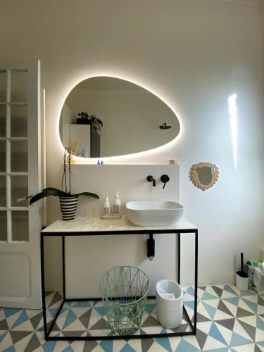 une salle de bain avec un lavabo et un miroir dans l'établissement Beautiful family home in Mont Boron, Nice, à Nice