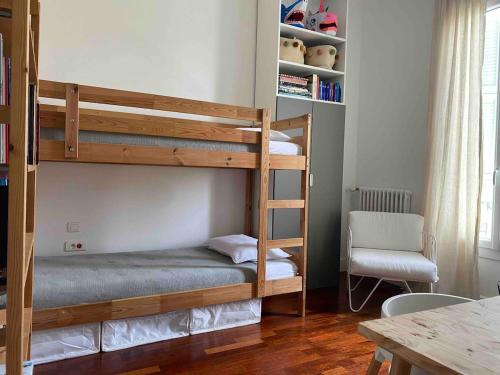 - une chambre avec 2 lits superposés et une chaise dans l'établissement Beautiful family home in Mont Boron, Nice, à Nice