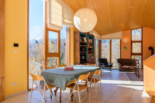 une salle à manger avec une table et des chaises dans l'établissement Gîte Du Kiwi, à Luttenbach-près-Munster