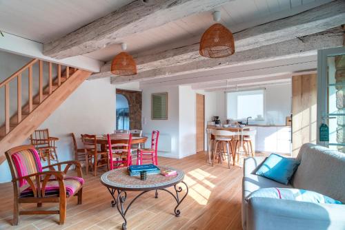 un salon avec un canapé et une table dans l'établissement Le Logis de Kergoldec - Proche Guidel-Plage, à Guidel