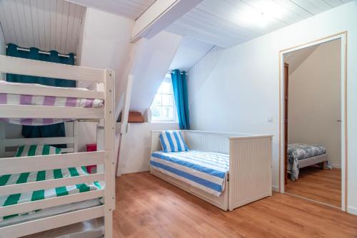 a bedroom with two bunk beds and a mirror at Le Logis de Kergoldec - Proche Guidel-Plage in Guidel