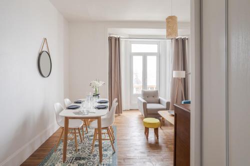 une salle à manger blanche avec une table et des chaises dans l'établissement Odorico Malouin - A 5min de la plage, à Saint-Malo