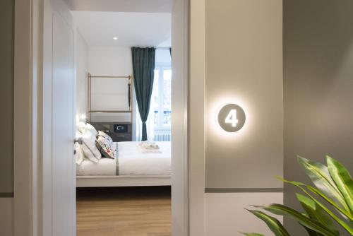 Ένα ή περισσότερα κρεβάτια σε δωμάτιο στο Colosseum suites by Glen
