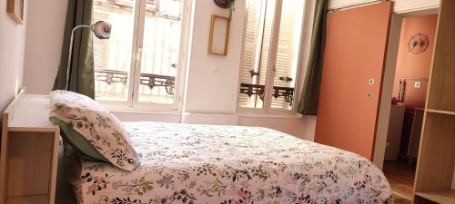 une chambre avec un lit et deux fenêtres dans l'établissement Au JJR, à Châlons-en-Champagne