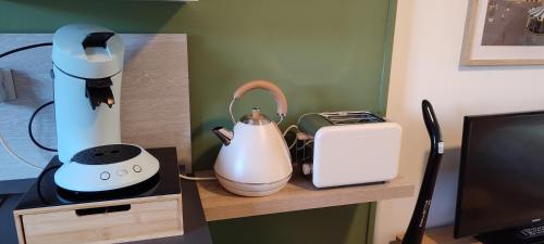 - une étagère avec un mixeur et un grille-pain dans l'établissement Au JJR, à Châlons-en-Champagne