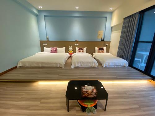 a large bedroom with two beds and a table at 觀關嚮戶民宿 臺東縣民宿1214號 in Guanshan