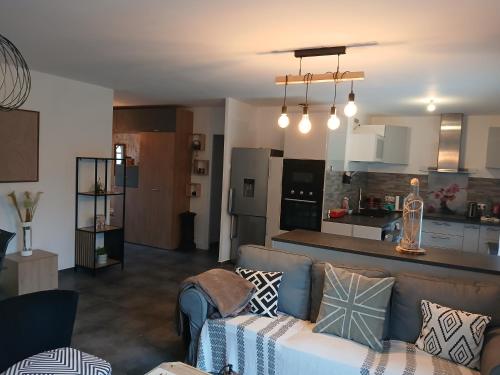 un salon avec un canapé et une cuisine dans l'établissement home sweet home, à Savigny-le-Temple