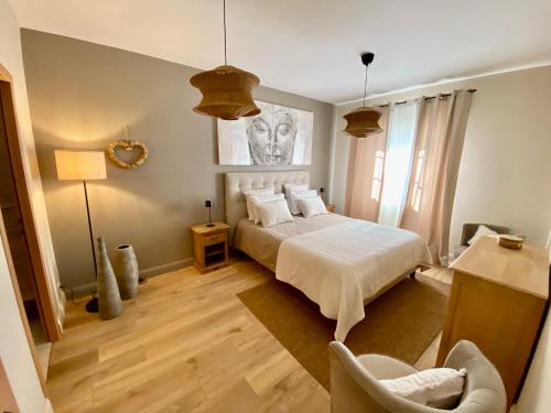 une chambre avec un lit et une chaise dedans dans l'établissement Villa CHARRE Mas Provençal avec piscine privée, à Ceyreste