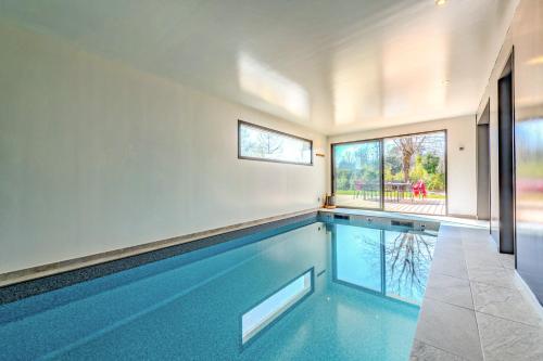Πισίνα στο ή κοντά στο la villa iodée, le confort d une maison neuve équipée d une piscine intérieure chauffée toute l année, très proche des plus belles plages