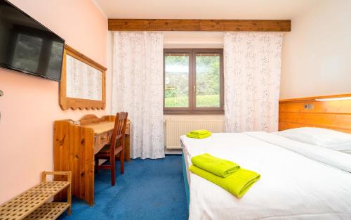 Postel nebo postele na pokoji v ubytování Hotel Ondras z Beskyd