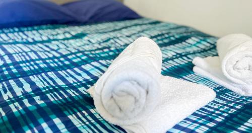 - une pile de serviettes assises au-dessus d'un lit dans l'établissement AC - Hypercenter - Quiet rooftops!, à Avignon