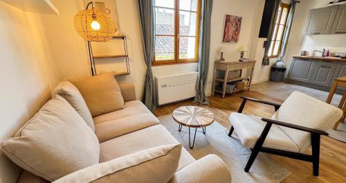 un salon avec un canapé et deux chaises dans l'établissement AC - Hypercenter - Quiet rooftops!, à Avignon