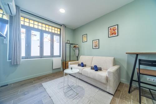 un salon avec un canapé et une table dans l'établissement Studio raffiné - Aix hypercentre, à Aix-en-Provence
