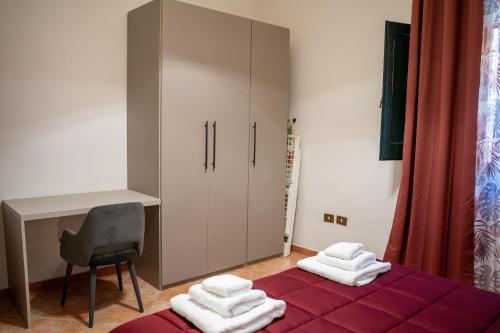 スカファーティにあるREALVALLE APARTMENTS ROSSOのタオルが敷かれたベッドのある寝室