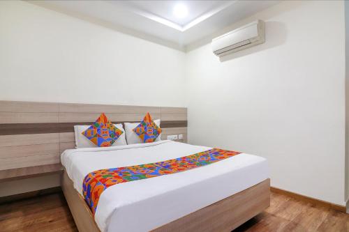 Postel nebo postele na pokoji v ubytování FabHotel Pride Inn Financia - Gachibowli