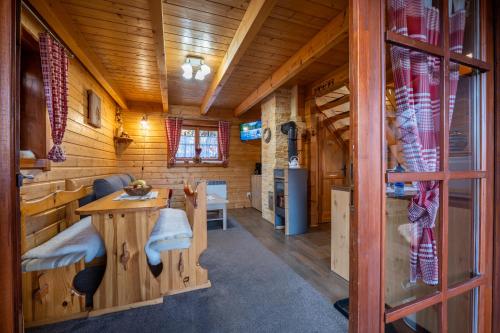 A kitchen or kitchenette at Chata Kaprík 35