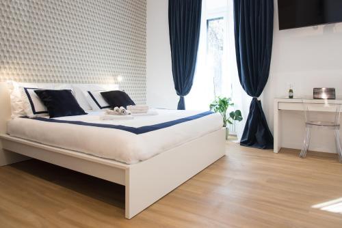 Ένα ή περισσότερα κρεβάτια σε δωμάτιο στο Colosseum suites by Glen