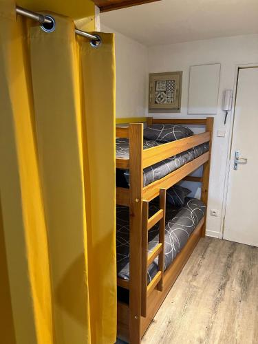 Cette petite chambre comprend des lits superposés. dans l'établissement Charmant studio calme bord de mer Wifi-NESPRESSO-DRAPS-LINGE DE BAIN-MENAGE inclus, à Saint-Mandrier-sur-Mer