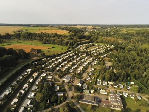 une vue aérienne sur un parking avec des voitures dans l'établissement Camping Monaco Parc, à La Porte