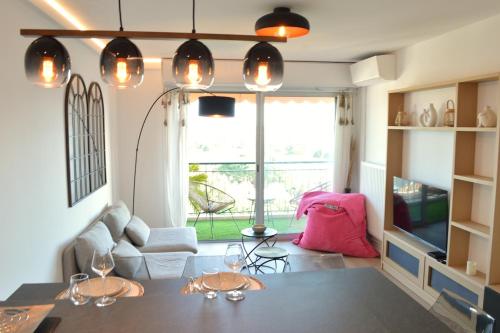 - un salon avec une table et des verres à vin dans l'établissement Appartement 2P vue mer Antibes, à Antibes