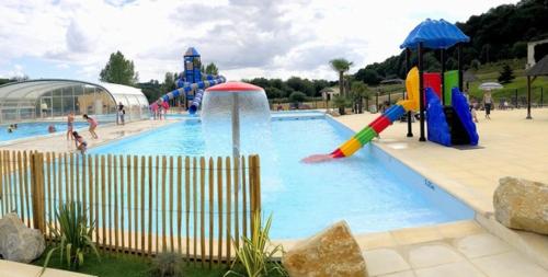 - une grande piscine avec des joueurs dans l'établissement Camping Monaco Parc, à La Porte
