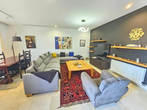 Ruang duduk di Stylish luxe house with gardens in la Marsa
