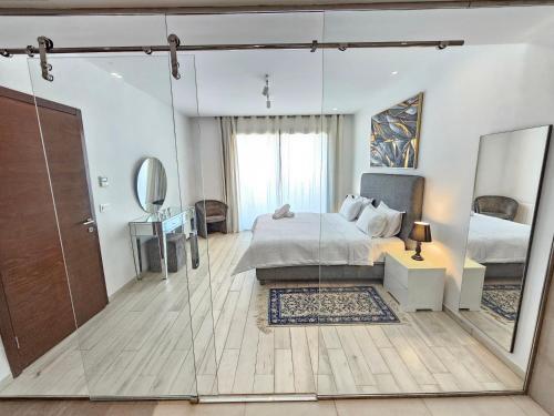 Katil atau katil-katil dalam bilik di Stylish luxe house with gardens in la Marsa