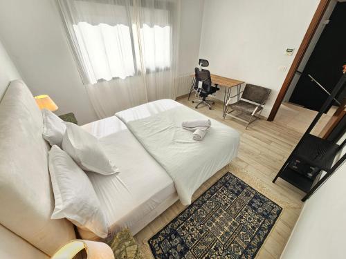 Televisyen dan/atau pusat hiburan di Stylish luxe house with gardens in la Marsa