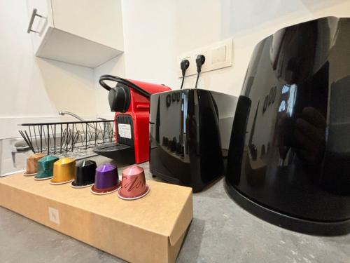 una habitación con una gran televisión y un camión en L'Atelier Urbain Apartment, en Montbéliard