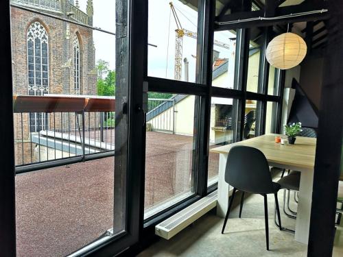 a table and chair in a room with a window at Worker Apartment Goch in Goch