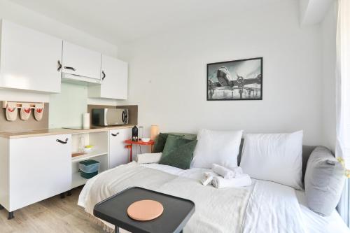 Il comprend une petite chambre avec un lit et une petite cuisine. dans l'établissement Studio with a 20sqm terrace 10min from la Croisette, à Cannes