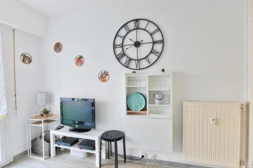 Cette chambre dispose d'une télévision et d'une horloge murale. dans l'établissement Studio with a 20sqm terrace 10min from la Croisette, à Cannes